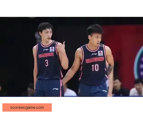 赵睿突破受阻撞击胡明轩膝盖倒地痛苦离场